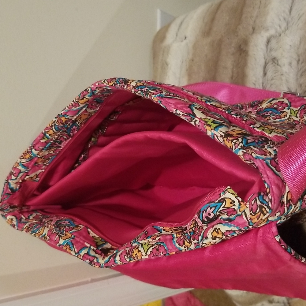 ✨HOST PICK✨ VERA BRADLEY” PINK FLORAL MESSENGER BAG WITH ADJUSTABLE STRAP. - Picture 3 of 10